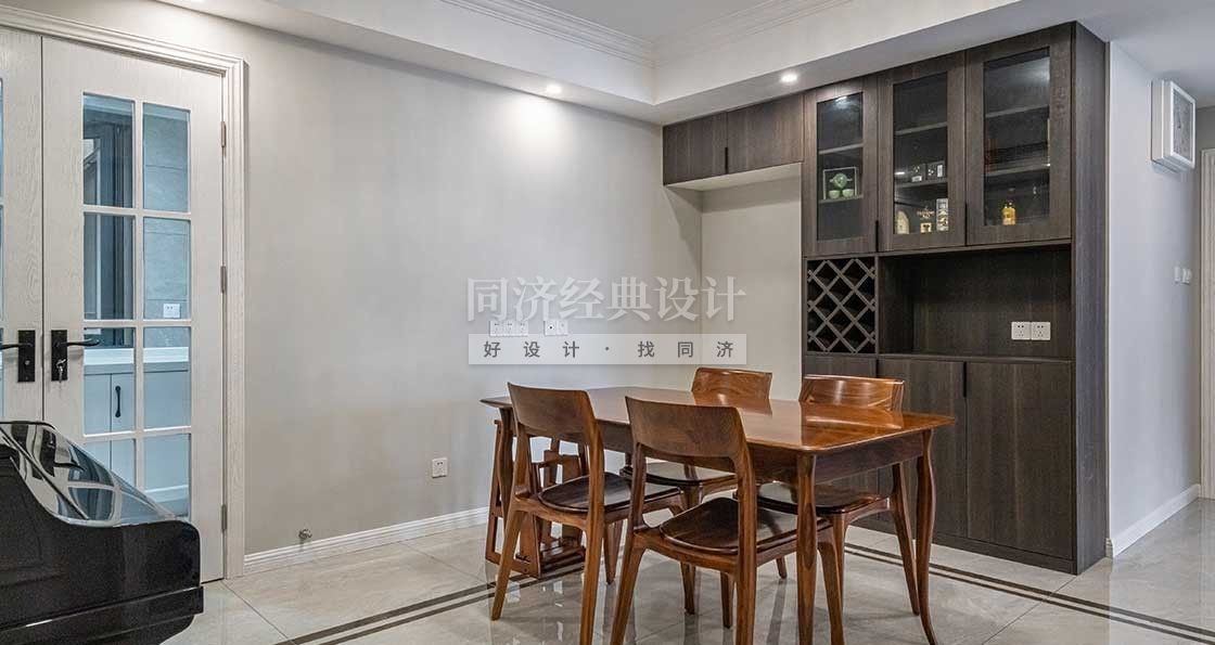 餐廳：餐邊柜的設(shè)計(jì)上也設(shè)計(jì)了放置大雙門冰箱的位置以及放酒水和餐具的餐邊柜。